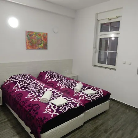 Red House 3* קיוסטנדיל